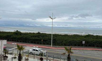 Mar com 3 suites, suíte Master com hidro e sacada aberta com churrasqueira carvão.
