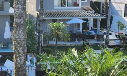 Casa com vaga náutica no condomínio Marina Camboriu