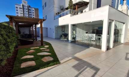 Apartamento com 3 suítes e 3 vagas finamente mobiliado e equipado