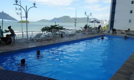FRENTE MAR lateral no Centro com 1 suíte e 2 demi suites e 1 vaga privativa