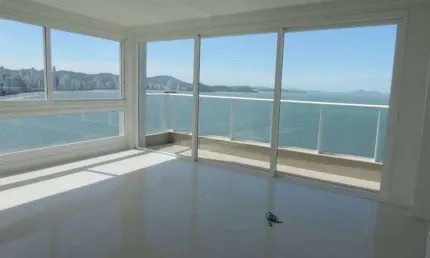 Frente mar novo, na barra sul com 3 suítes, sacada com churrasqueira carvão.