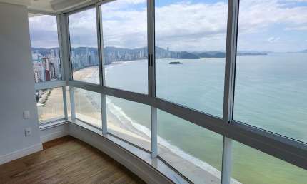 Renaissance Embraed frente mar, 1 por andar Barra Sul com 5 quartos