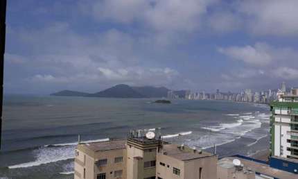 Apartamento FRENTE MAR, lateral na Barra Norte com 3 quartos, sendo uma suíte.