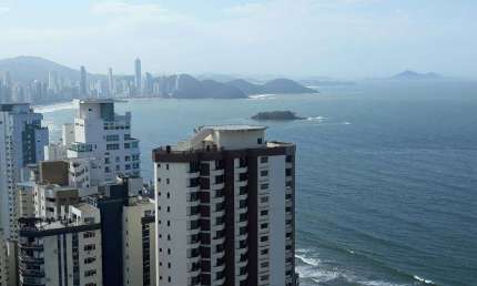 EMBRAED Vila Serena ANDAR ALTO, mobiliado e equipado na quadra mar Barra Sul com 4 suítes 3 vagas