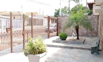 Casa para Venda em Jaboticabal, Sorocabano, 3 dormitórios, 1 suíte, 3 banheiros, 6 vagas