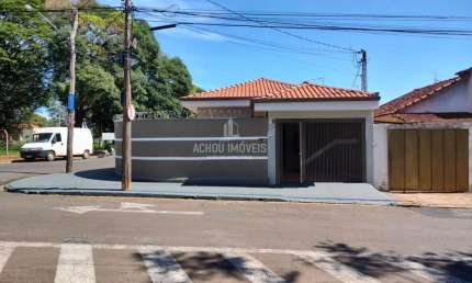 Casa para Venda em Jaboticabal, Centro, 2 dormitórios, 2 suítes, 2 banheiros, 2 vagas