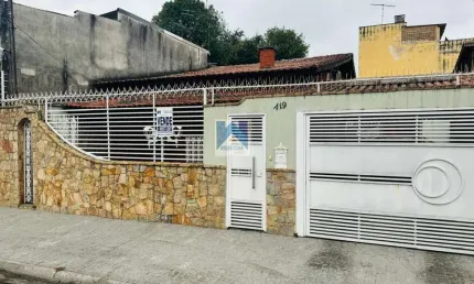 Com 3 dormitórios, sendo 1 suíte. 1 COZINHA 1 ÁREA DE SERVIÇO  1 BANHEIRO SOCIAL 1 CHURRASQUEIRA 1 LAVANDERIA  4 SALAS 5 VAGAS DE GARAGEM   A casa possui uma edícula com 2 cômodos