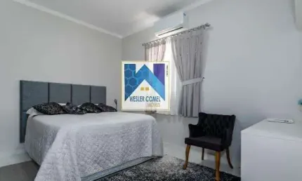 Casa térrea,  com 3 dormitórios,  sendo 1 suíte, a  cozinha, sala de jantar e salade estar/tv são integradas, 1 banheiro social, toda mobiliada com planejados sob medida, amplo qui