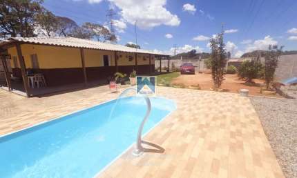 Com 3 dormitórios, possui 1 banheiro, 4 vagas de garagem, 1 sala, Área Total de 1.400,00 m².