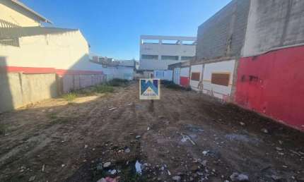 Excelente terreno comercial para construção de empreendimentos comerciais como lojas,clínica, escritórios, restaurantes , estacionamento e outros tipios de negócios. Localizado pró