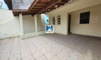 Acesso a casa tem escadas. Garagem fica em baixo. Proximidades: Bares e Restaurantes, Escola, Farmácia, Shopping Center,