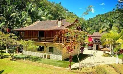 SÍTIO COM DUAS CASAS 06 DORMITÓRIOS MOIBILIADOS E DECORADAS(sítio possuí  lago, deck e uma  vista maravilhosa)