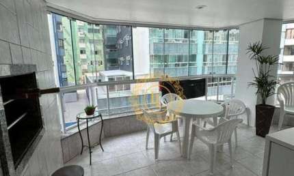 Apartamento 2 suítes + 1 quarto + 1 banheiro social. 2 vagas de garagem individuais.