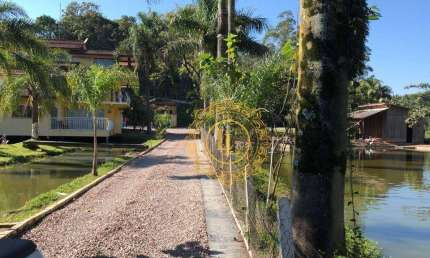 Belíssima Chácara com terreno de 3.000m² com casa construída de 400m² em Gaspar!