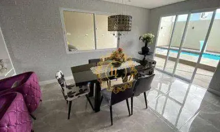 Casa semi mobiliada com piscina e 3 suítes à venda, Centro - Balneário Camboriú/SC