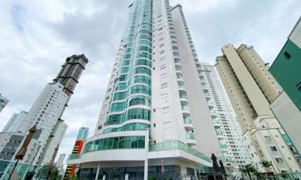 Apartamento duplex, 4 suítes e 4 garagens, centro Balneário Camboriú