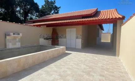 Casa térrea com piscina e dois quartos em itanhaém-sp