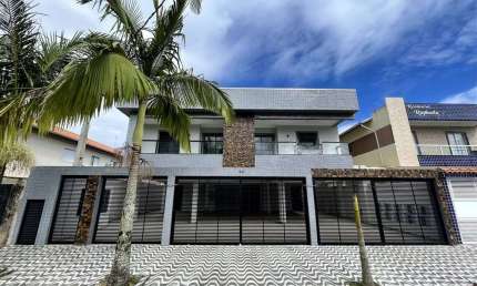 Casa à Venda em Jardim Samambaia, Praia Grande - SP