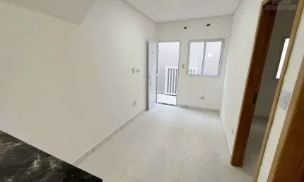 Casa de condomínio na vila tupi, 2 dormitórios com suíte! casa térrea!