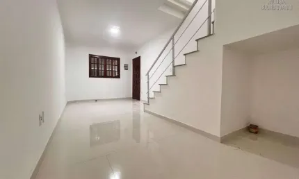 Sobrado em Praia Grande, com 2 dormitórios, ambos suítes, totalizando 132m².