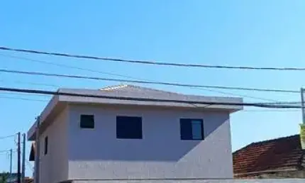 Casa tipo sobrado, independente , garagem c/vaga livre e quintal em São Vicente!