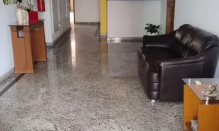 Apartamento com sacada e lazer completo – vila tupi, praia grande-sp