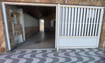 Residência na Praia Grande, com 3 quartos, sendo 1 suíte, e churrasqueira.