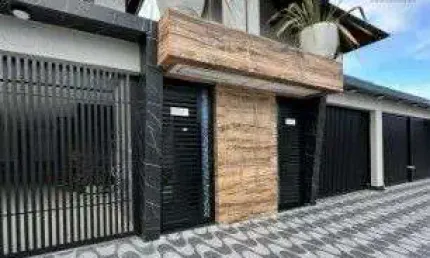 Casa sobreposta alta em condomínio, bairro maracanã – a 300 metros da praia