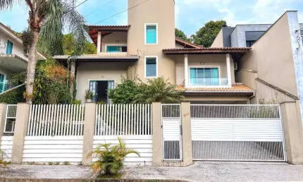 Casa à Venda em Jaraguá do Sul com 3 quartos sendo 1 suíte – Bairro Amizade
