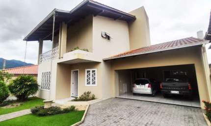 Casa à Venda em Jaraguá do Sul com 4 quartos sendo 1 suíte – Bairro Água Verde