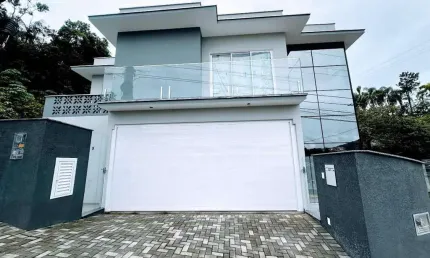 Linda casa a venda, com 03 quartos, sendo 01 suíte, no bairro Jaraguá esquerdo, Jaraguá do Sul