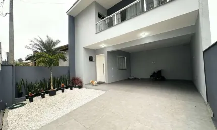 Casa à Venda em Jaraguá do Sul com 3 suítes - Bairro Centro