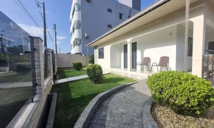 Casa à Venda em Jaraguá do Sul com 4 quartos - Água Verde