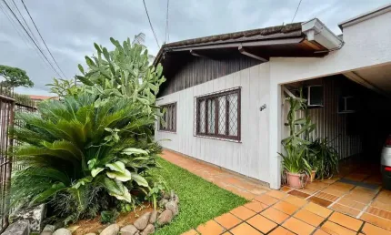 Casa à Venda em Jaraguá do Sul com 3 quartos - Água Verde