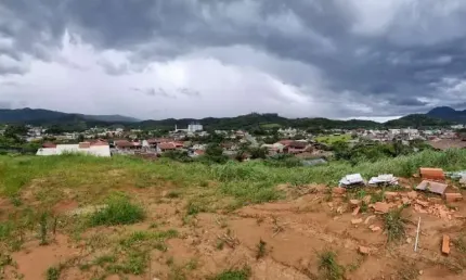 Vende-se terreno com 1.060m² no bairro Barra do Rio Cerro no valor de R$ 400.000.