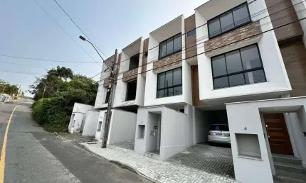 Vende-se sobrado geminado de 142m² com 3 dormitórios sendo 1 suíte no bairro Vila Lenzi.