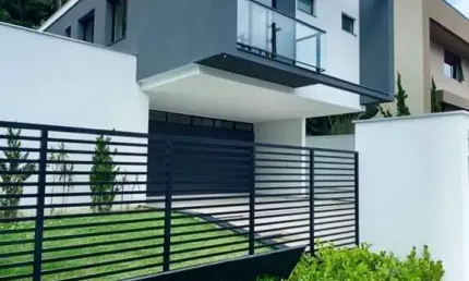 Casa à Venda em Jaraguá do Sul com 4 quartos, sendo 4 suítes – Bairro Amizade
