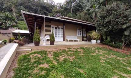 Casa à venda, 4 quartos, sendo 1 suíte, Bairro Vieira, Jaraguá do Sul/ SC.