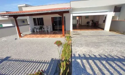 Casa à venda, 3 quartos, sendo 1 suíte, Bairro Ilha da Figueira, Jaraguá do Sul/ SC.