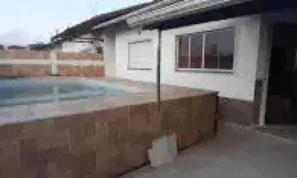 Linda casa no Jardim Guacyra, em Itanhaém - lado praia, em rua calçada.