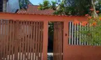Casa no bairro jardim califórnia, em itanhaém - lado praia, em rua alçada.