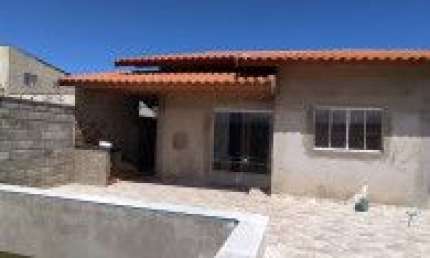 Casa no Bairro Tupy, em Itanhaém - localizada no lado praia, em rua de terra.