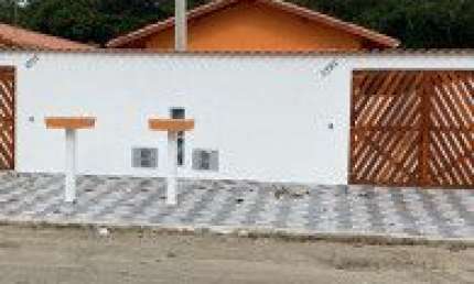 Casa no Jardim Jamaica, em Itanhaém - ficando lado praia, em rua cascalhada.