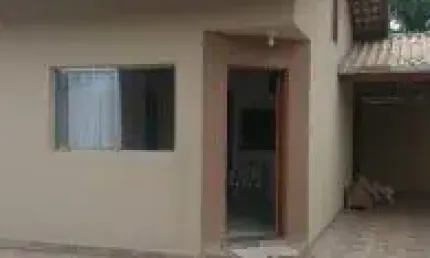 Casa no Jardim das Palmeiras, em Itanhaém - localizado lado serra, em rua calçada.