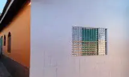 Casa no bairro Florida Mirim, em Mongaguá - localizado lado serra, em rua calçada.