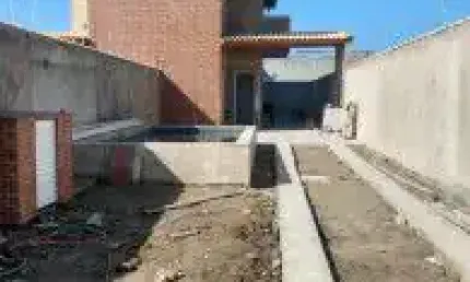 Casa sobreposta no bairro Cibratel 1, em Itanhaém - localizado lado praia, em rua calçada.
