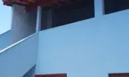Casa no bairro jardim são joão, em itanhaém - sendo lado praia, em rua calçada.