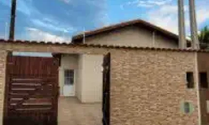 Casa no bairro Umuarama, em Itanhaém - localizado lado serra, em rua calçada.