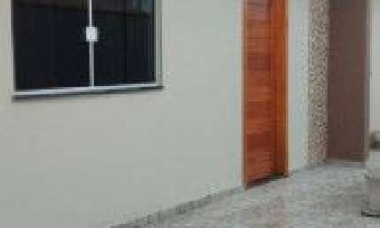 Casa no bairro Nova Itanhaém, em Itanhaém - sendo lado serra, em rua calçada.