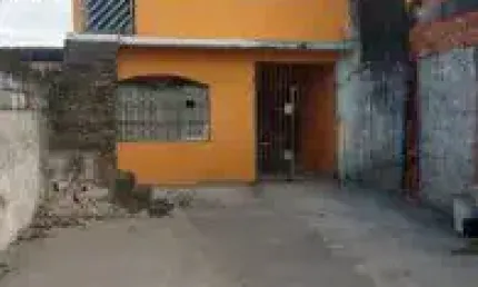 Casa no bairro Nossa Senhora do Sion, em Itanhaém - localizado lado praia, em rua calçada.